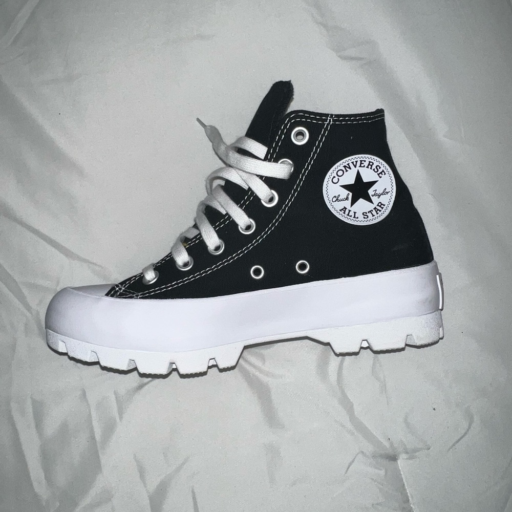 Brand New
Women's US Size 7
Fits true to size
Offers welcome
Sold out online